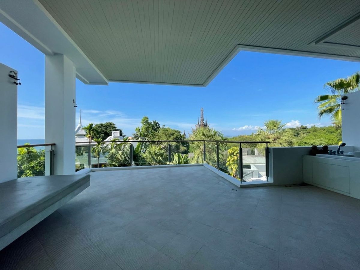 For SaleCondoPattaya, Bangsaen, Chonburi : 📢👇Relax and indulge in a private seaside lifestyle with stunning beachfront views in Pattaya.Spacious unit with a large balcony, offering peace, privacy, and comfort for your perfect retreat.