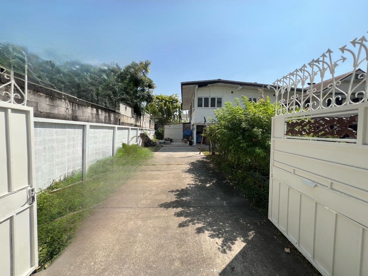 For RentRetail SpaceSukhumvit, Asoke, Thonglor : Ekkamai house for rent, do business, call 061-4261444 Korn Siriwit