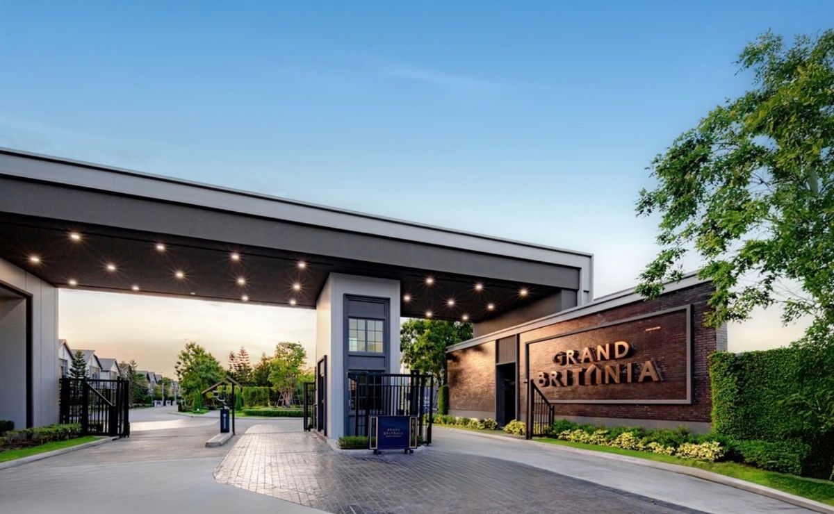 For SaleSamut Prakan,Samrong : Luxurious twin house for sale, Grand Britania Project, Bang Na -Suvarnabhumi, beautiful, near the Airport Link Ladkrabang. Interested in Atline.@841QLNR