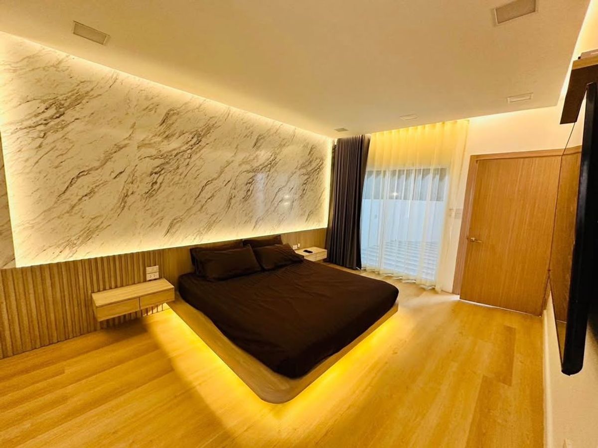 For RentHouseSathorn, Narathiwat : Rent a 3-story house in Sathorn area. After the modern style decoration corner, Sathorn Road, Chan Road, next to the car park in the house, 1-2 cars.