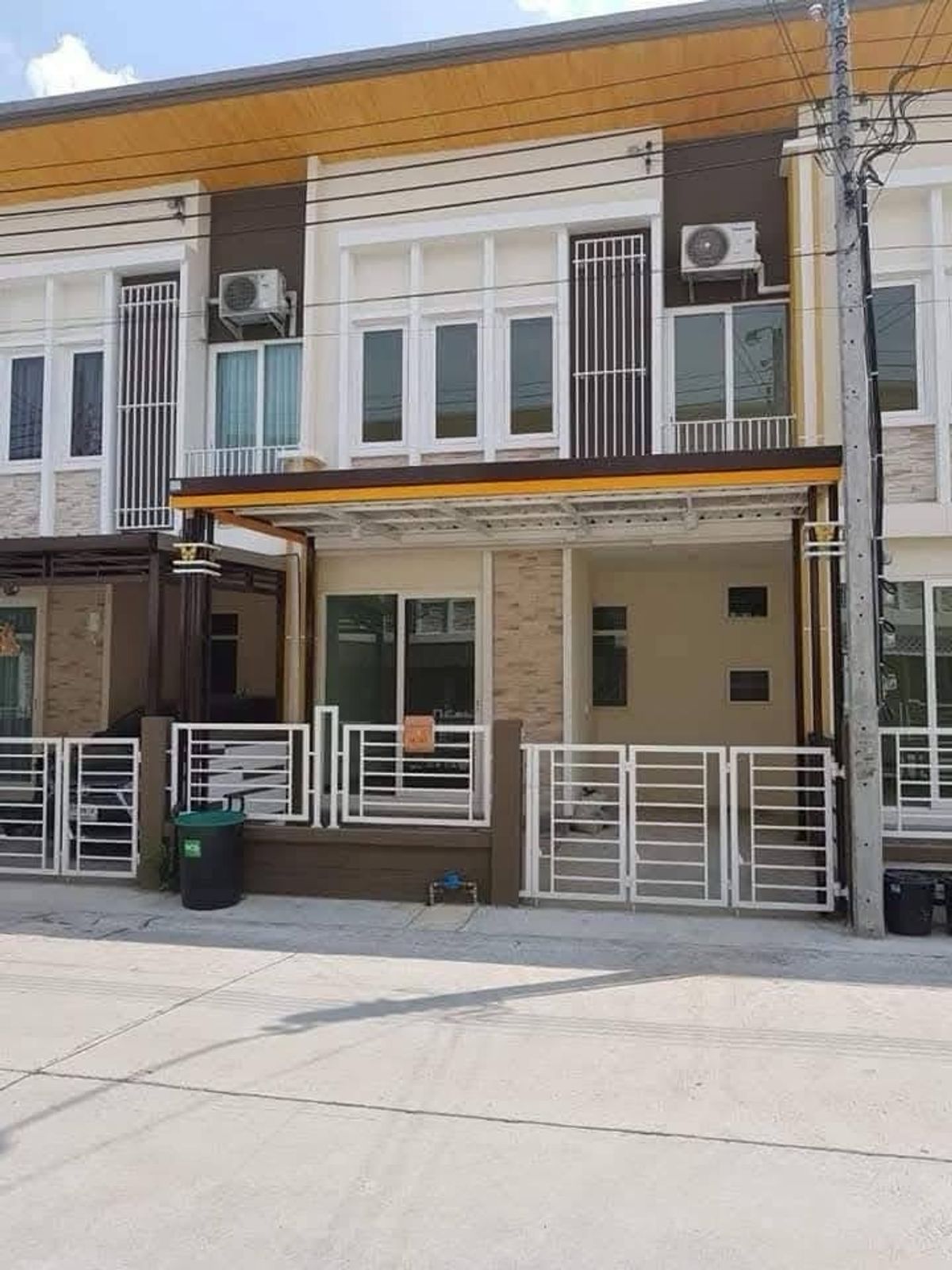 ให้เช่าทาวน์โฮมสมุทรปราการ สำโรง : ให้เช่าทาวน์โฮม  หมู่บ้าน Golden Townบางนา-กิ่งแก้ว 
มีท4 ห้องนอน 2 ห้องน้ำ 1 ห้องครัว  มีแอร์ครบทั้งหลัง ⭐️
