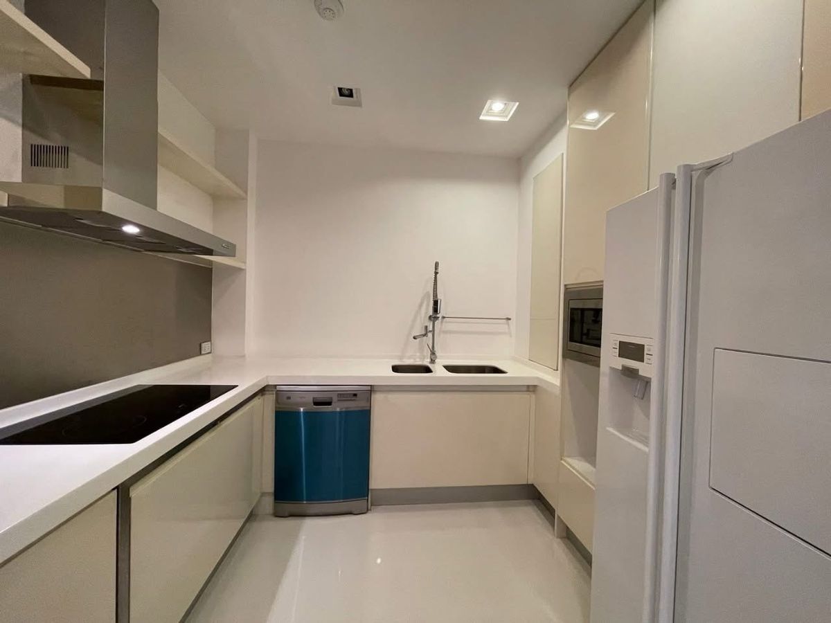 For SaleCondoPattaya, Bangsaen, Chonburi : 📢👇Relax and indulge in a private seaside lifestyle with stunning beachfront views in Pattaya.Spacious unit with a large balcony, offering peace, privacy, and comfort for your perfect retreat.