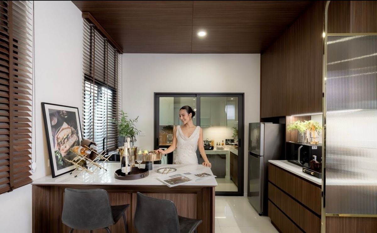 For SaleSamut Prakan,Samrong : Luxurious twin house for sale, Grand Britania Project, Bang Na -Suvarnabhumi, beautiful, near the Airport Link Ladkrabang. Interested in Atline.@841QLNR