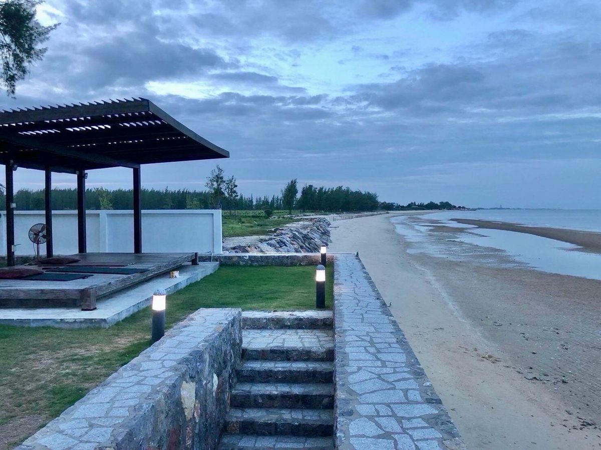 ขายบ้านชะอำ เพชรบุรี : 📢👇บ้านพักตากอากาศสุดหรู 2 หลัง ริมทะเลชะอำ–ปึกเตียน ใกล้กรุงเทพฯ  ทำเลเงียบสงบ ส่วนตัว ใกล้สถานที่ท่องเที่ยวหลายแห่ง เหมาะสำหรับการพักผ่อนและการลงทุน