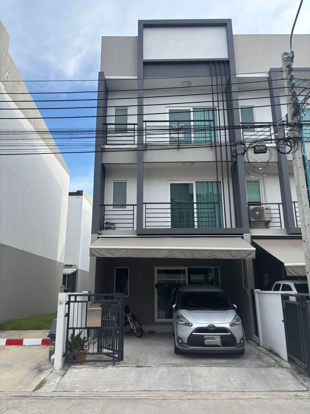 ขายทาวน์โฮมลาดกระบัง สุวรรณภูมิ : 🔥(ขาย) Shock Price! ✨Baan Klang Muang Suanluang บ้านมุม  / 3 Bedroom (FOR SALE) / 3 ห้องนอน (ขาย) แจ้ง Code M470