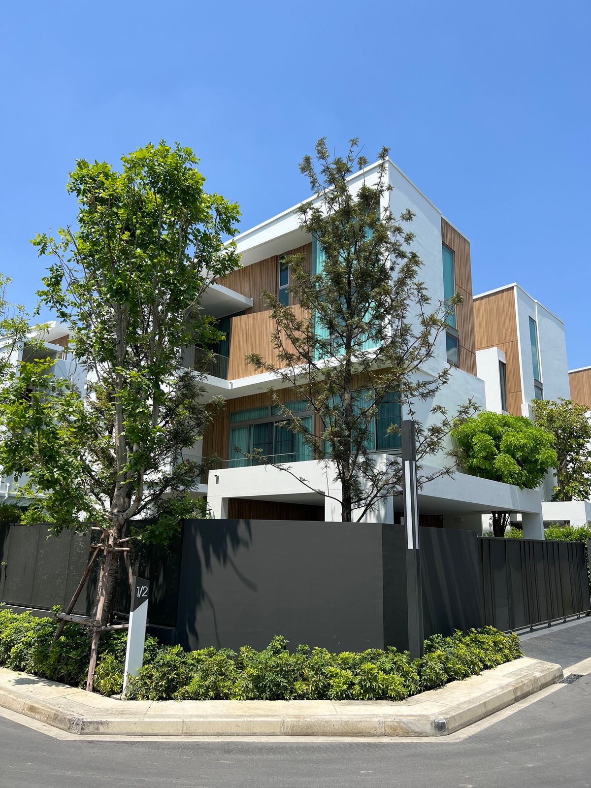 For RentHousePattanakan, Srinakarin : HR2825 3 -storey detached house for rent. VIVE RAMA 9 Project, International Wellington and Golf Course atmosphere