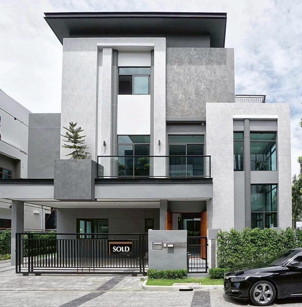 For RentHouseOnnut, Udomsuk : ★ The The Gentry Sukhumvit 101 ★ 580 sq m., (5 bedrooms, 5 bathrooms, 3 parking spaces), ★ Convenient transportation, near Punnawithi BTS station and many large shopping malls, within a short drive of only about 3-10 minutes.
