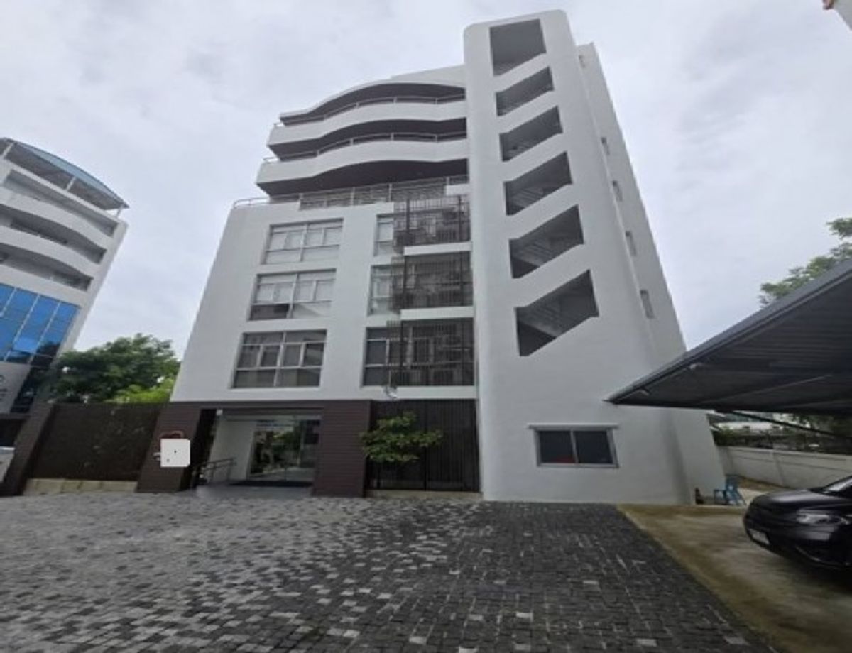 For RentOfficePattanakan, Srinakarin : Tel. 081-632-0632, 8-storey office building, Soi Srinakarin 40, enter the alley, not deep.  There are 14 passenger lifts in the parking building. Suitable as a good office. Convenient to travel.