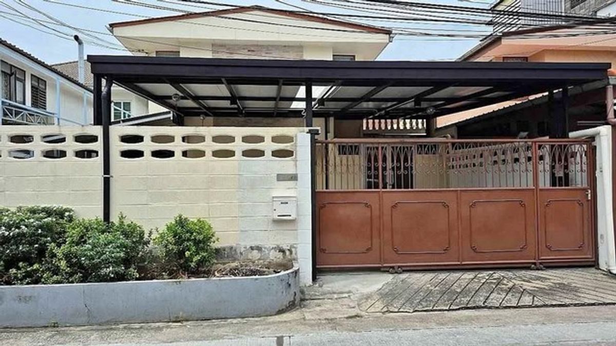 For RentHouseRatchadapisek, Huaikwang, Suttisan : HR2824 2 -story house for rent, 50 square meters, Soi Pracharat Bamphen 25, Huai Khwang area, suitable for living