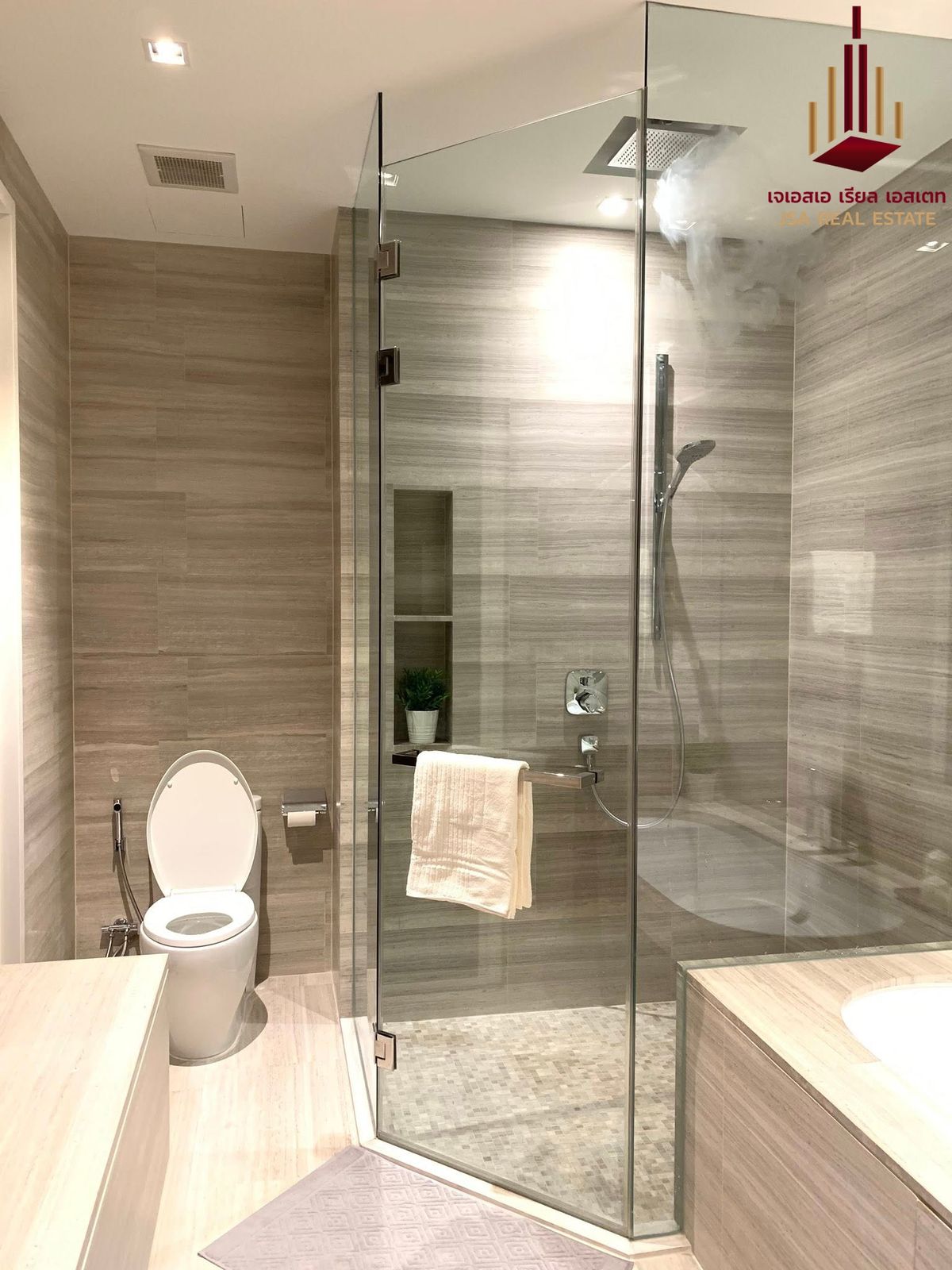 ให้เช่าคอนโดสุขุมวิท อโศก ทองหล่อ : ✨ For Rent:  The Diplomat 39 Condo ✨  💰 Only 56,000 THB/month