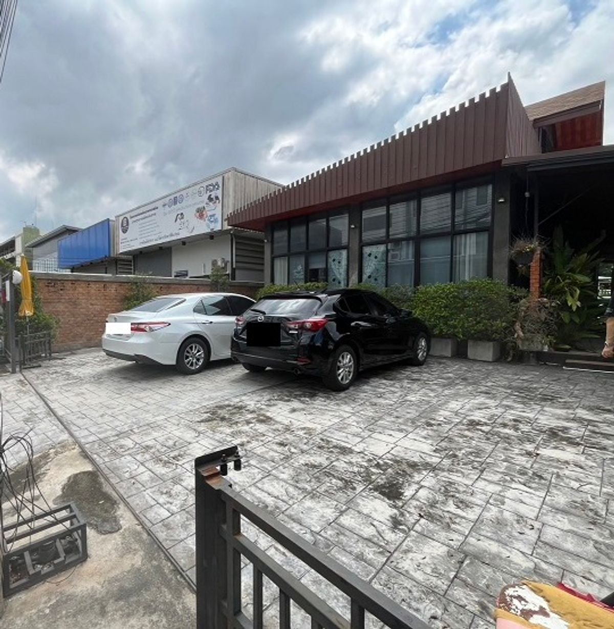 ให้เช่าอาคารพาณิชย์พัฒนาการ ศรีนครินทร์ : โทร. 081-632-0632 ให้เช่าอาคารชั้นเดียว ริมถนนพัฒนาการ /  ตกแต่งเป็นร้านกาแฟ / ร้านค้า / หน้าร้าน / Office /  จอดรถในพื้นที่ 5คัน / ทำเลดีมาก / เหมาะเป็น Cafe หรือ หลากหลายธุรกิจ