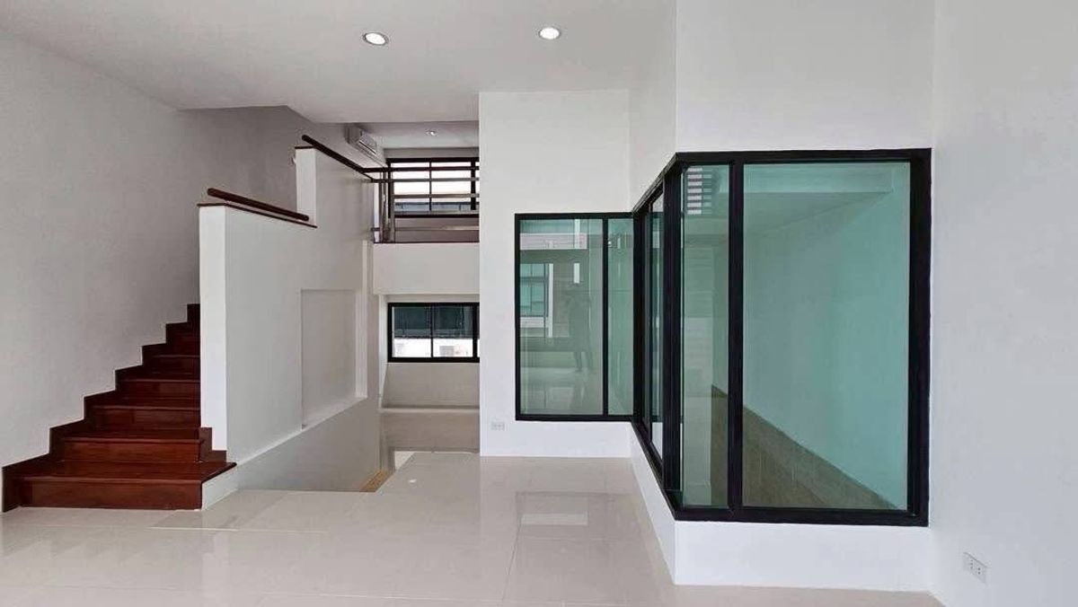 ขายทาวน์โฮมเลียบทางด่วนรามอินทรา : ขายทาวน์โฮม บ้านพร้อมอยู่ โครงการ เดอะ ฮาบิแทท ศรีวรา ถนน ศรีวรา ติดกับ หมู่บ้าน ทาวน์ อิน ทาวน์ 