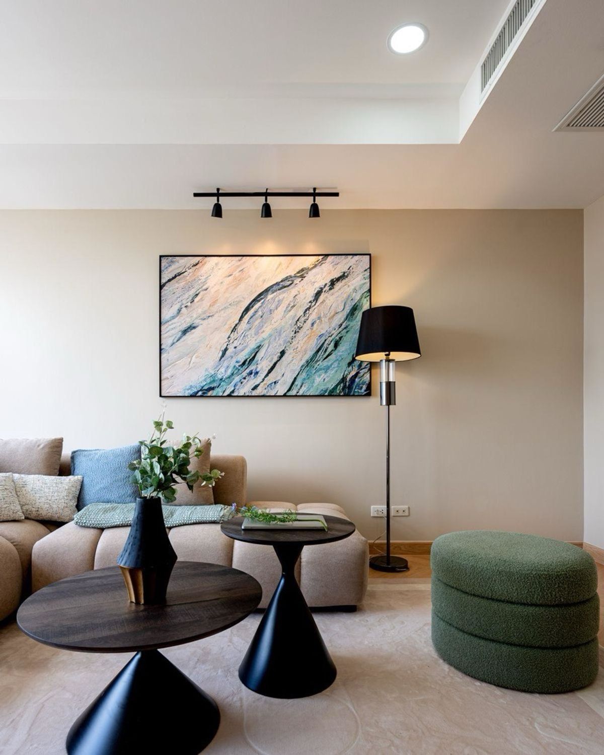 For SaleCondoSukhumvit, Asoke, Thonglor : 𝐇𝐎𝐓 🔥 🔥 Thonglor Condo Can raise animals, new rooms, ready to be 90.15 SQ.M 2 BED 2 Bath, only 15 MB !!