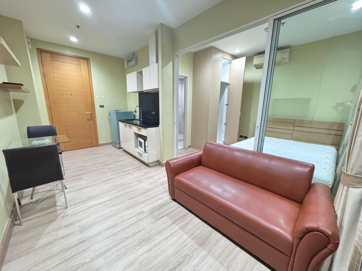For RentCondoWongwianyai, Charoennakor : Fuse Sathorn Taksin next to BTS Wongwian Yai, free room, ready to rent a beautiful room, just renovate.