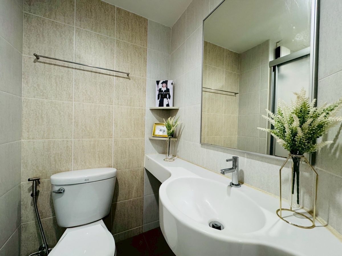 For SaleCondoOnnut, Udomsuk : FOR SALE: Lumpini Condo Onnut 46  A newly renovated, beautiful, and ready-to-move-in condo unit is available for sale. Located near MRT Srinuch, this unit features 1 bedroom, 1 bathroom, a living room, a kitchen, and a laundry area.