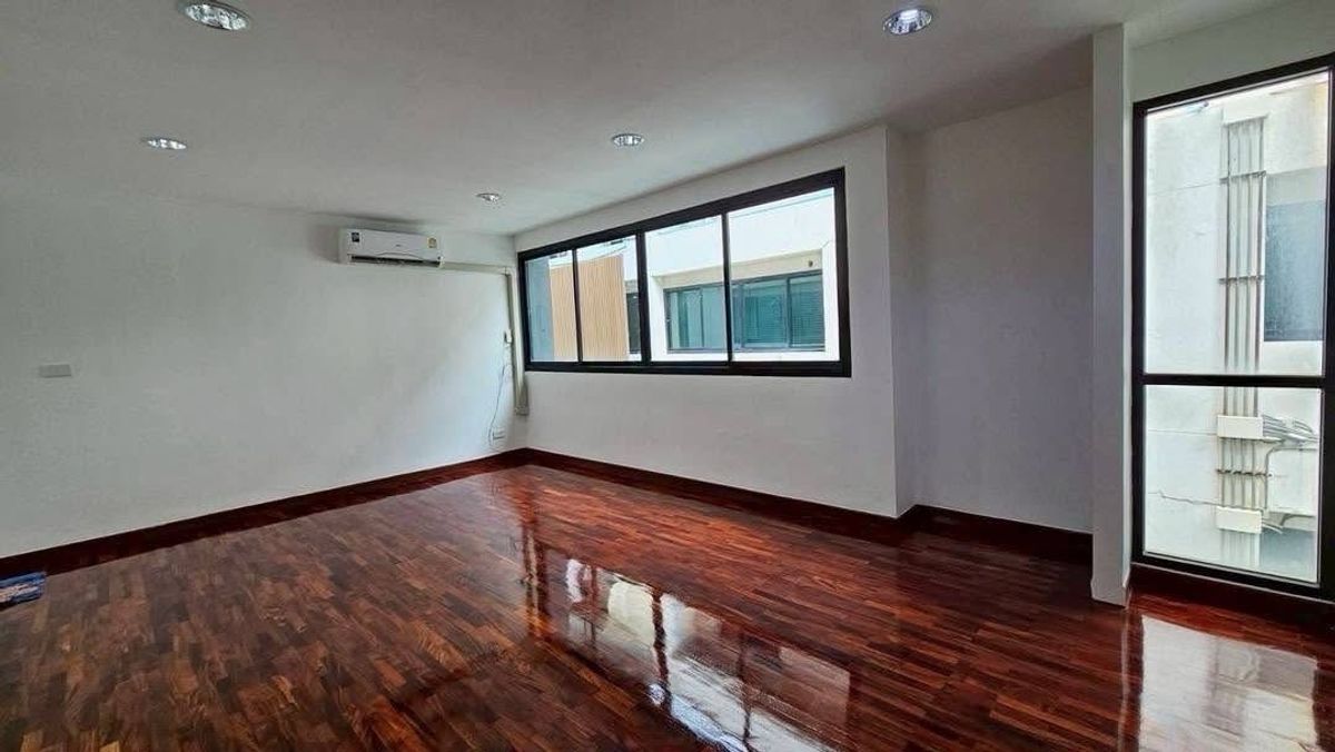 ขายทาวน์โฮมเลียบทางด่วนรามอินทรา : ขายทาวน์โฮม บ้านพร้อมอยู่ โครงการ เดอะ ฮาบิแทท ศรีวรา ถนน ศรีวรา ติดกับ หมู่บ้าน ทาวน์ อิน ทาวน์ 