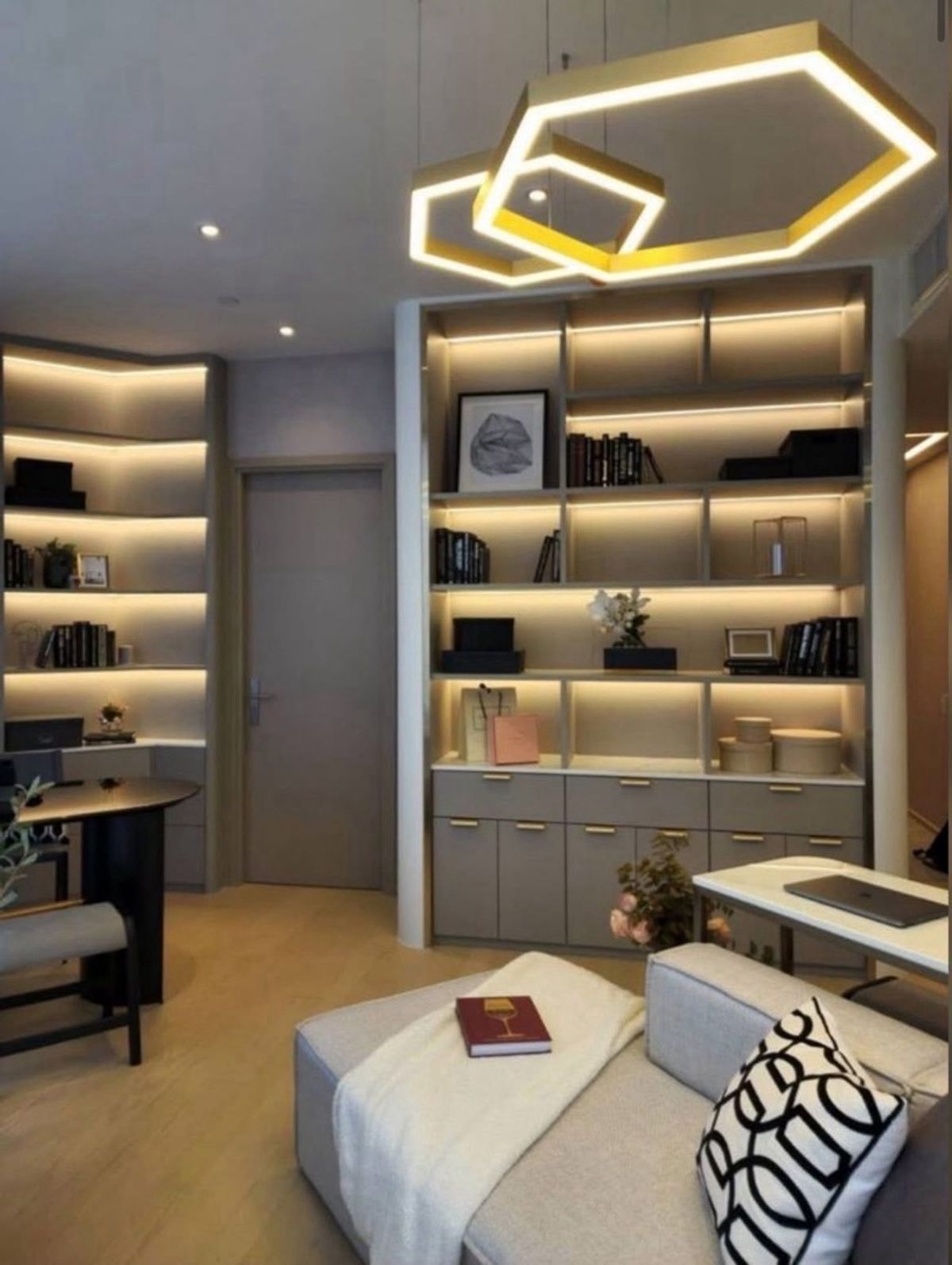 คอนโดพระราม 9 เพชรบุรีตัดใหม่ RCA : ✅𝐀𝐬𝐡𝐭𝐨𝐧 𝐀𝐬𝐨𝐤𝐞 𝐑𝐚𝐦𝐚 𝟗 ห้องมุมขนาด 66 Sq.m 2 bed 2 bed  ตกแต่งสวย พร้อมอยู่ พิเศษเพียง 25.8 MB | Rent 75,000| 