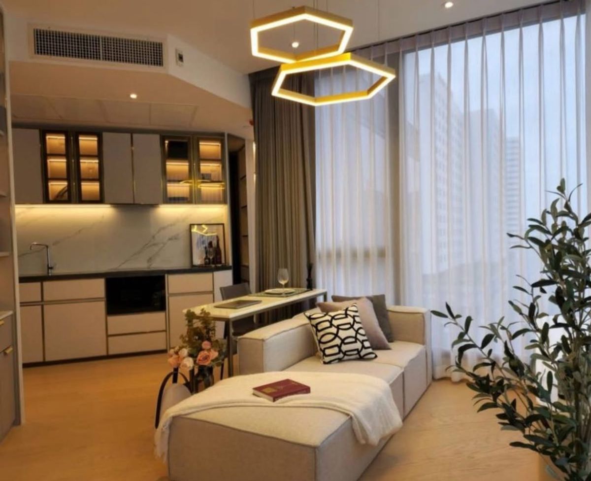 For RentCondoSukhumvit, Asoke, Thonglor : ✨ Ashton Asoke Condo Rental ✨ Luxurious condo in the heart of Asoke, next to MRT Sukhumvit and BTS Asoke 🚆 Beautiful room, complete furniture + electrical appliances ready to move in 🛋️