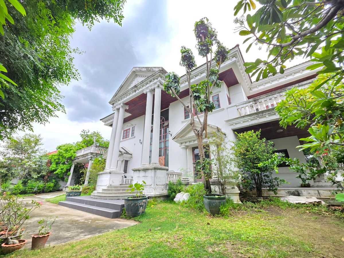 ขายบ้านสุขุมวิท อโศก ทองหล่อ : 🏡✨ #ขายบ้านเดี่ยว หลังใหญ่ ใจกลางสุขุมวิท – พระโขนง
สวยหรู สไตล์โคโลเนียล 🏛️ พร้อม เสาโรมันสุดสง่างาม
ทำเลทอง วชิรธรรมสาธิต 44 – สุขุมวิท 101/1
เข้า-ออกได้ 2 ซอย เชื่อมต่อทุกเส้นทางสำคัญ 🚗
ใกล้ BTS | ใกล้ True Digital Park | ใกล้ทางด่วน
