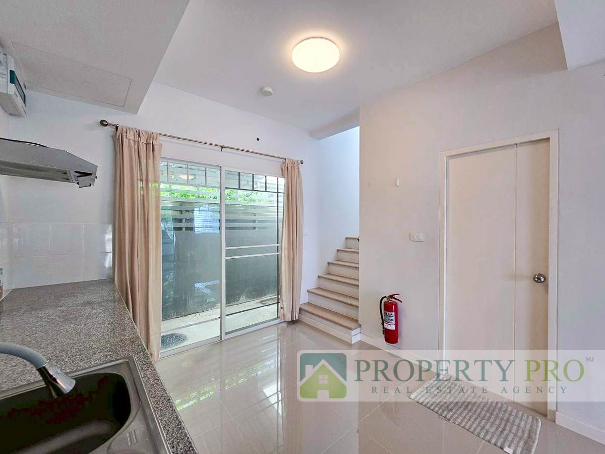 ขายทาวน์โฮมสมุทรปราการ สำโรง : ขาย บ้าน Villaggio บางนา ทาวน์โฮม 2 ชั้น 2 ห้องนอน 18 ตรว 110 ตรม สภาพใหม่มาก ใกล้ สุวรรณภูมิ บางพลี บางเสาธง มหาวิทยาลัยอัสสัมชัญ ABAC : MJ25S-004