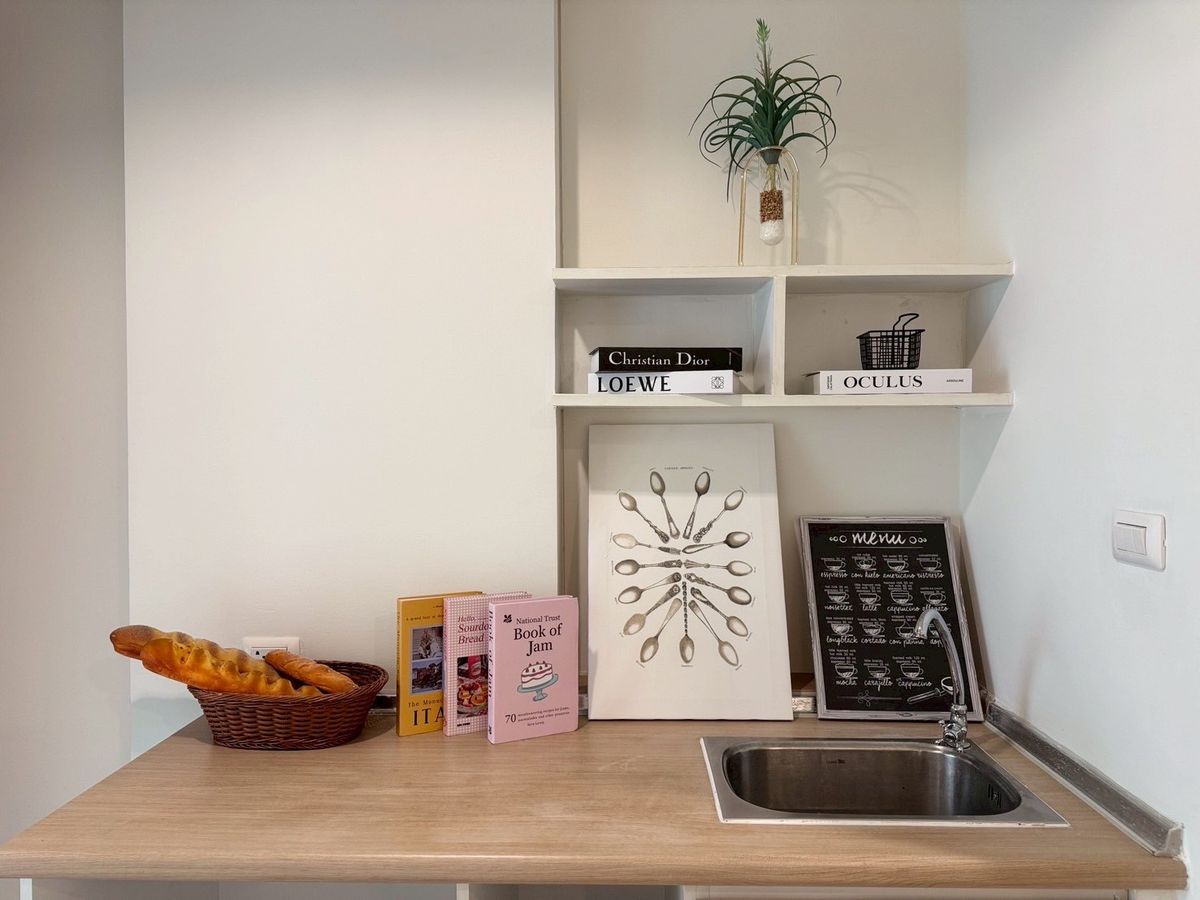 For SaleCondoOnnut, Udomsuk : FOR SALE: Lumpini Condo Onnut 46  A newly renovated, beautiful, and ready-to-move-in condo unit is available for sale. Located near MRT Srinuch, this unit features 1 bedroom, 1 bathroom, a living room, a kitchen, and a laundry area.