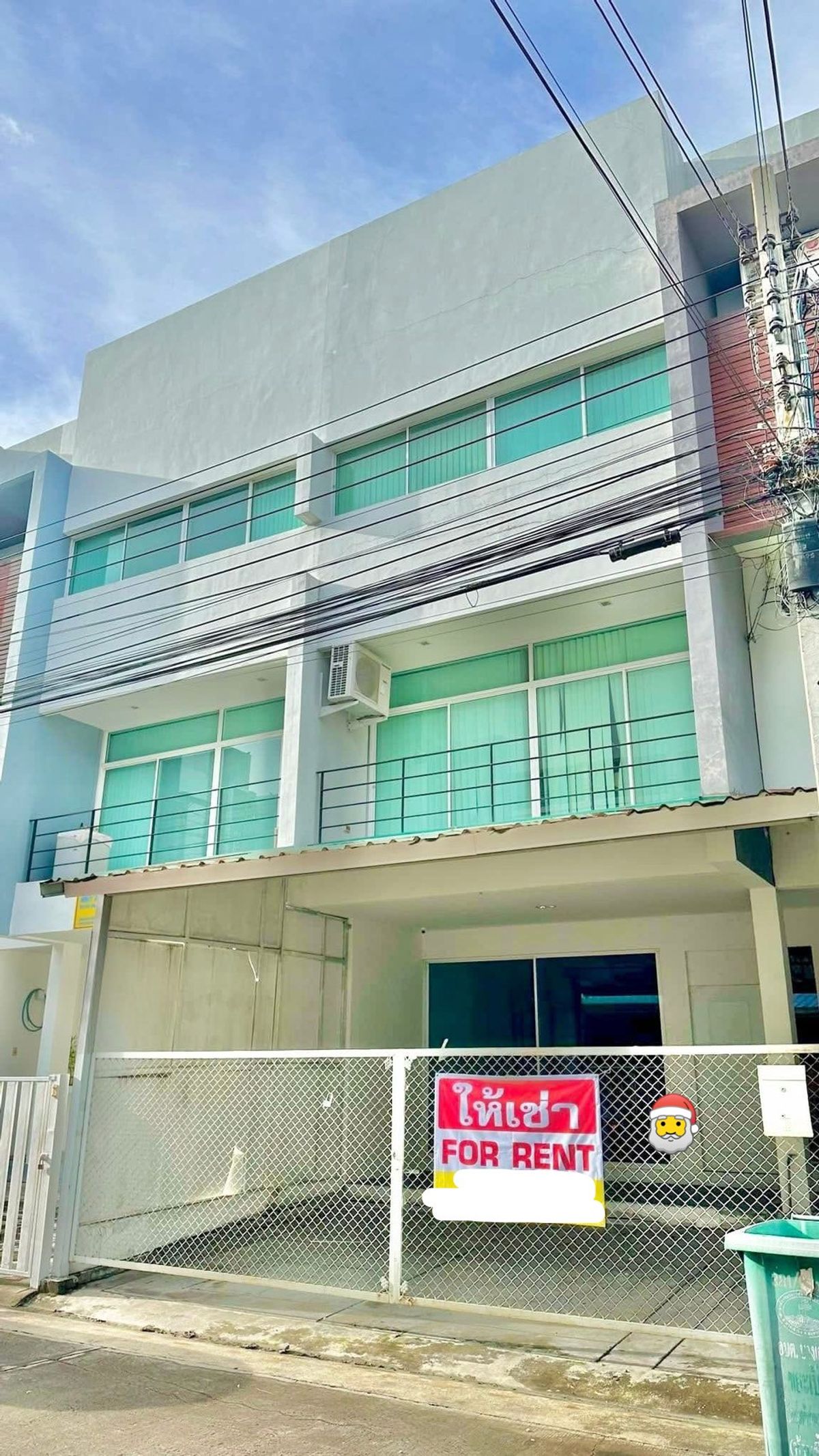 ให้เช่าโฮมออฟฟิศสมุทรปราการ สำโรง : 📍 Townhome Office ให้เช่า 3 ชั้น พร้อมเข้าใช้งานได้ทันที เหมาะสำหรับธุรกิจที่ต้องการทำเลดี มีหน้าร้าน หรือโฮมออฟฟิศ 4 ห้องออฟฟิศ 3 ห้องน้ำ