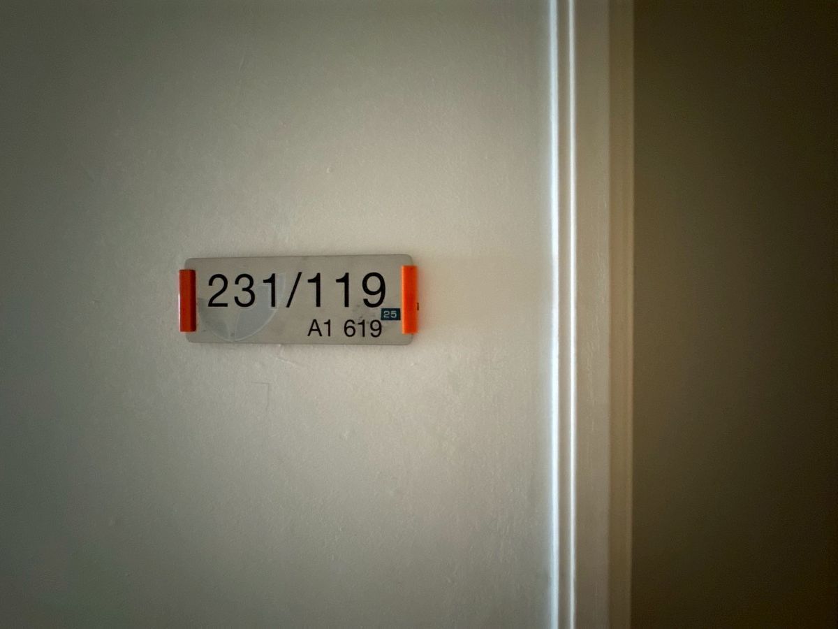 For SaleCondoOnnut, Udomsuk : FOR SALE: Lumpini Condo Onnut 46  A newly renovated, beautiful, and ready-to-move-in condo unit is available for sale. Located near MRT Srinuch, this unit features 1 bedroom, 1 bathroom, a living room, a kitchen, and a laundry area.