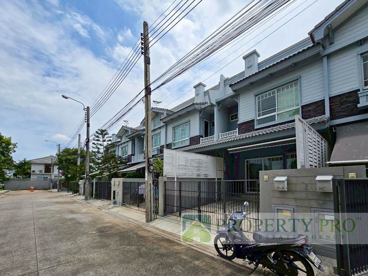 ขายทาวน์โฮมสมุทรปราการ สำโรง : ขาย บ้าน Villaggio บางนา ทาวน์โฮม 2 ชั้น 2 ห้องนอน 18 ตรว 110 ตรม สภาพใหม่มาก ใกล้ สุวรรณภูมิ บางพลี บางเสาธง มหาวิทยาลัยอัสสัมชัญ ABAC : MJ25S-004
