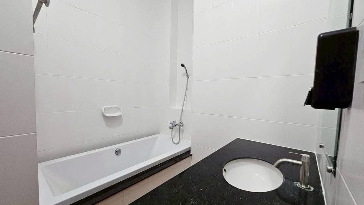 ขายทาวน์โฮมเลียบทางด่วนรามอินทรา : ขายทาวน์โฮม บ้านพร้อมอยู่ โครงการ เดอะ ฮาบิแทท ศรีวรา ถนน ศรีวรา ติดกับ หมู่บ้าน ทาวน์ อิน ทาวน์ 