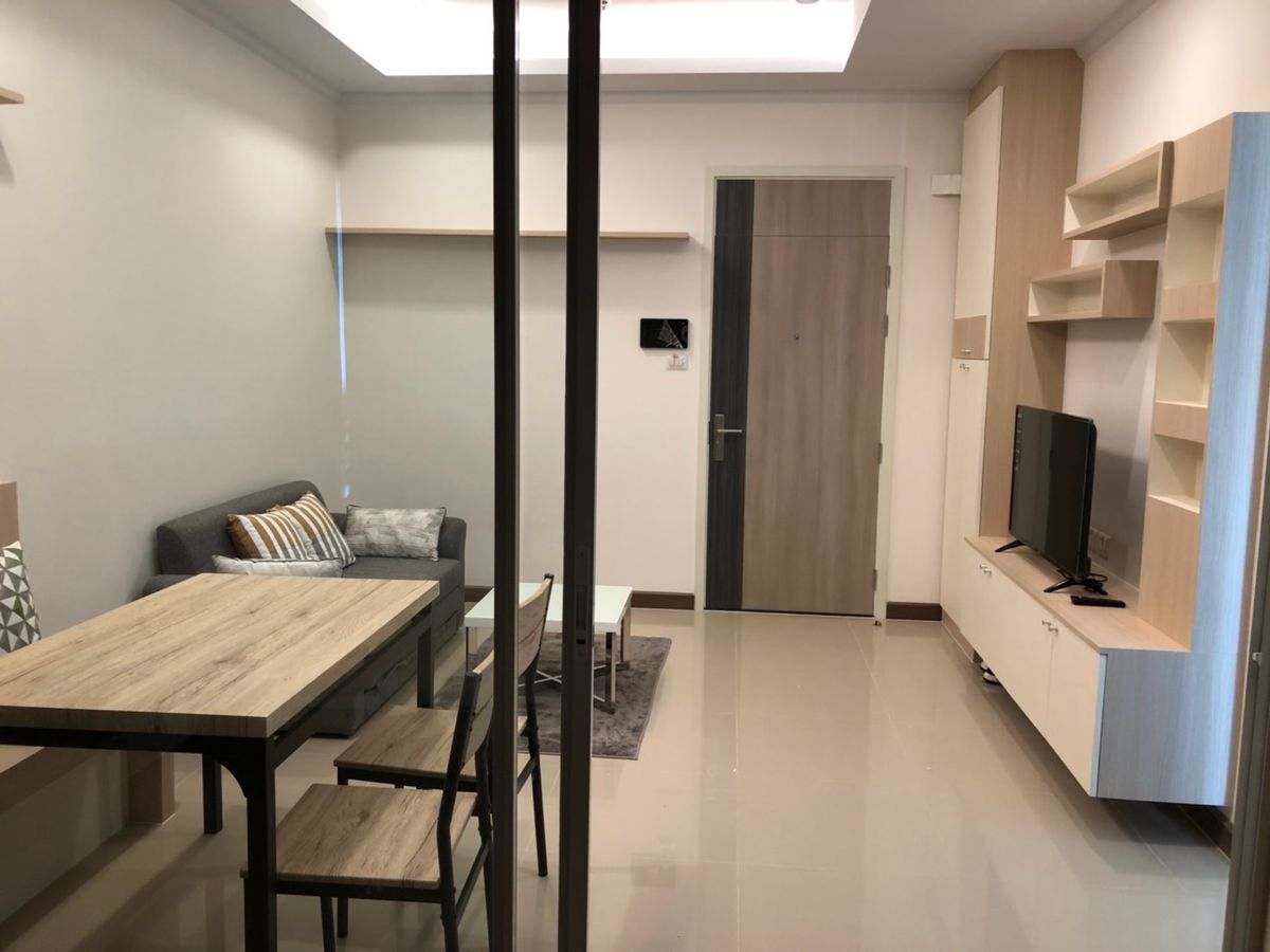 For SaleCondoRatchathewi,Phayathai : 🔥 The cheapest in the market 🔥 Large room 40 sqm.+ In the early hundred thousand sqm. Phayathai area near the school hospital, ready to visit.