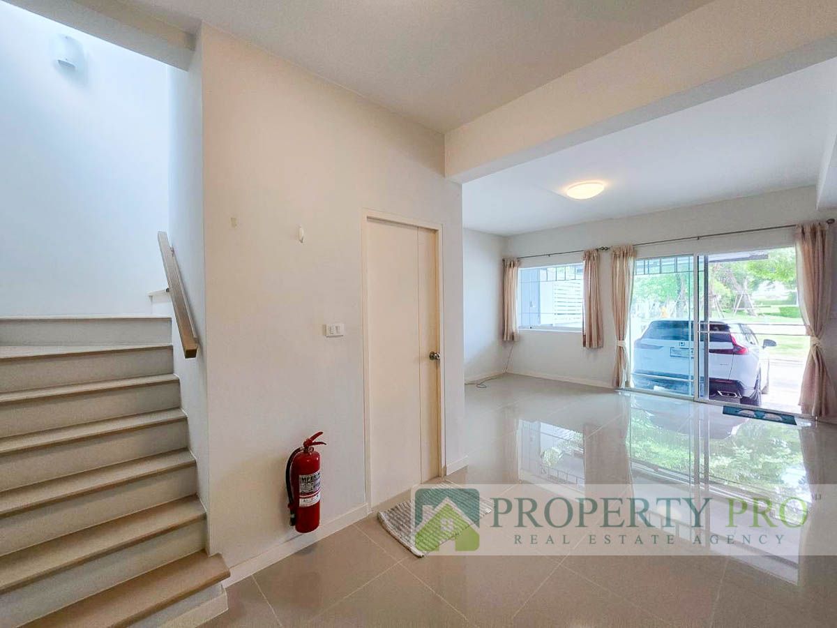 ขายทาวน์โฮมสมุทรปราการ สำโรง : ขาย บ้าน Villaggio บางนา ทาวน์โฮม 2 ชั้น 2 ห้องนอน 18 ตรว 110 ตรม สภาพใหม่มาก ใกล้ สุวรรณภูมิ บางพลี บางเสาธง มหาวิทยาลัยอัสสัมชัญ ABAC : MJ25S-004