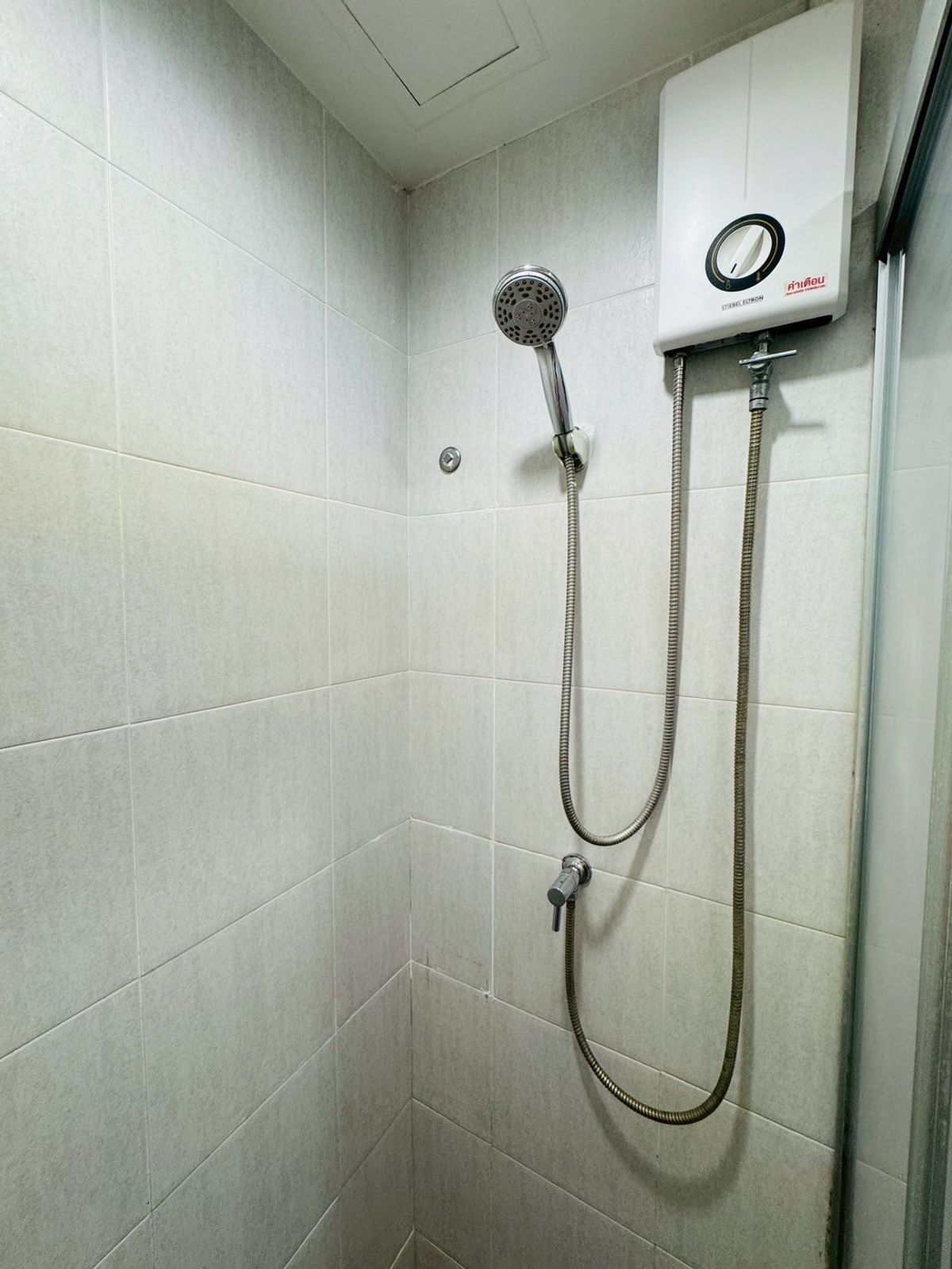 For SaleCondoOnnut, Udomsuk : FOR SALE: Lumpini Condo Onnut 46  A newly renovated, beautiful, and ready-to-move-in condo unit is available for sale. Located near MRT Srinuch, this unit features 1 bedroom, 1 bathroom, a living room, a kitchen, and a laundry area.