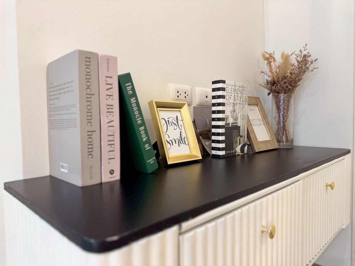 For SaleCondoOnnut, Udomsuk : FOR SALE: Lumpini Condo Onnut 46  A newly renovated, beautiful, and ready-to-move-in condo unit is available for sale. Located near MRT Srinuch, this unit features 1 bedroom, 1 bathroom, a living room, a kitchen, and a laundry area.