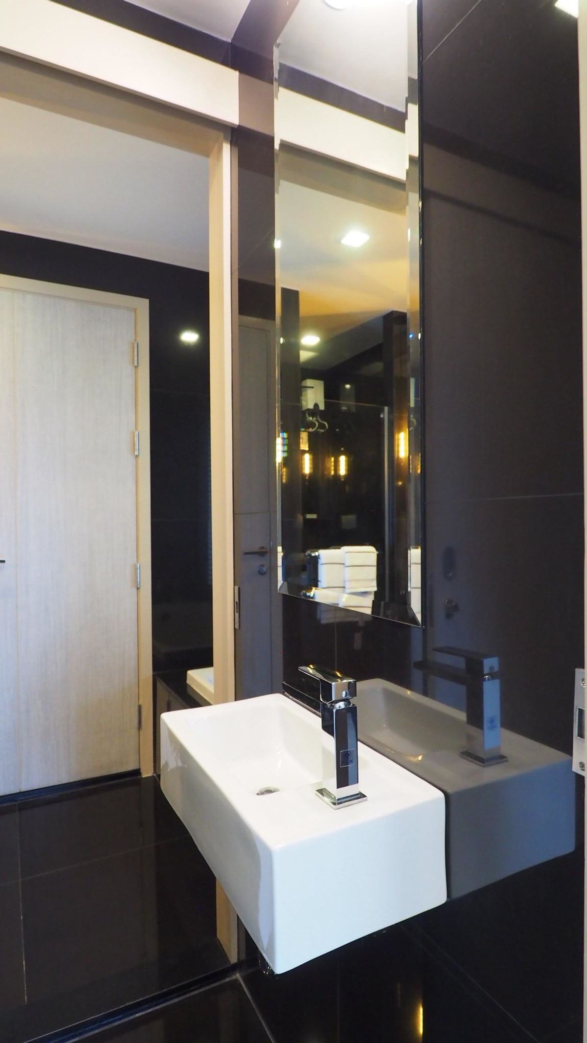 ให้เช่าคอนโดสุขุมวิท อโศก ทองหล่อ : Rhythm Sukhumvit 36 | For Rent & Sale Modern lifestyle in the heart of Sukhumvit – just steps to BTS Thong Lor