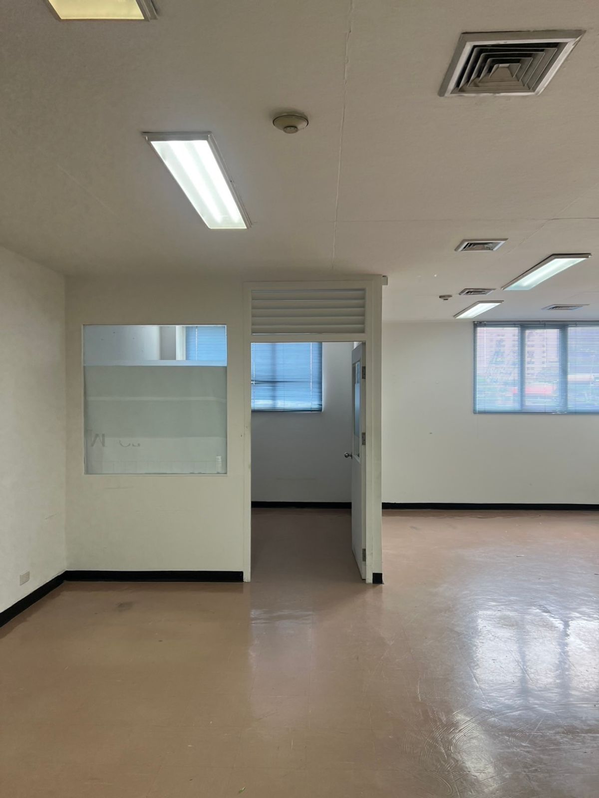 For RentOfficeSilom, Saladaeng, Bangrak : Office near BTS Sala Daeng / MRT Silom near the hospital, school, department store