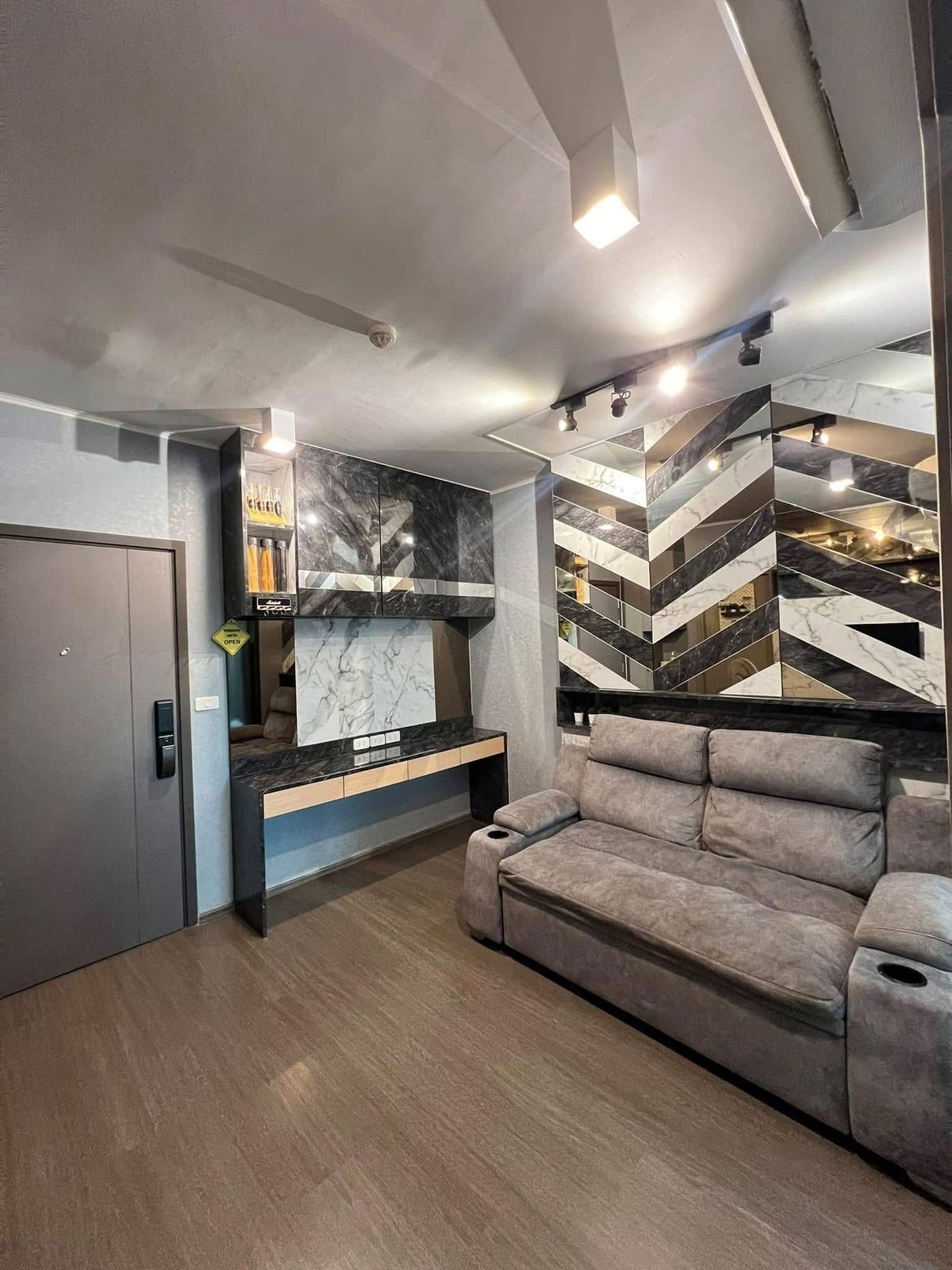 For RentCondoOnnut, Udomsuk : Ideo Sukhumvit93 Condo 1 Bedroom near Bangchak BTS Complete furniture The room is beautifully decorated and ready to move in.