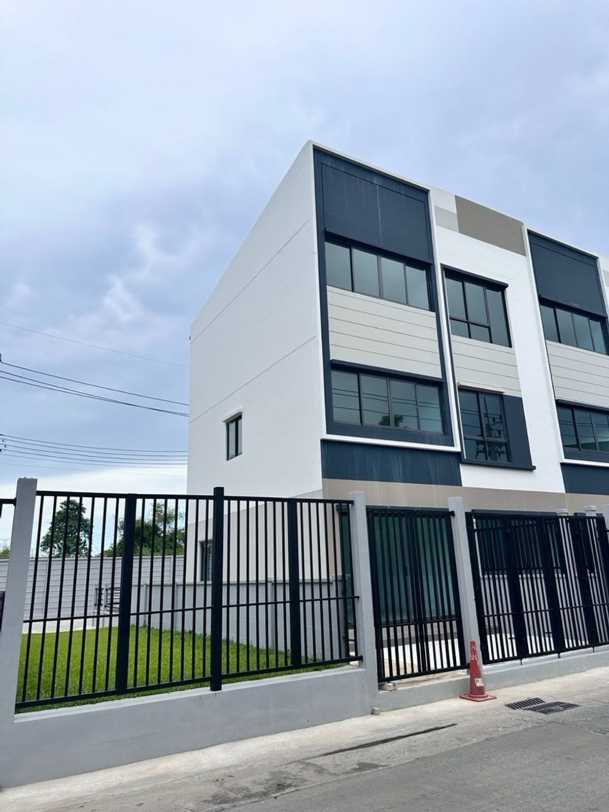 ให้เช่าบ้านปทุมธานี รังสิต ธรรมศาสตร์ : 🚩 ให้เช่า Home Office ทำเลศักยภาพติดถนน ใกล้ฟิวเจอร์พาร์ครังสิต โครงการ ดิสทริค พหลโยธิน-วิภาวดี จากAP