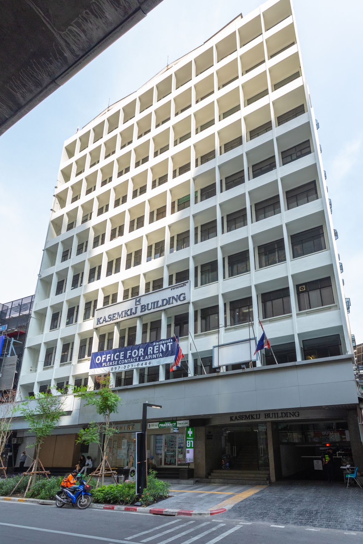 For RentOfficeSilom, Saladaeng, Bangrak : Office near BTS Sala Daeng / MRT Silom near the hospital, school, department store