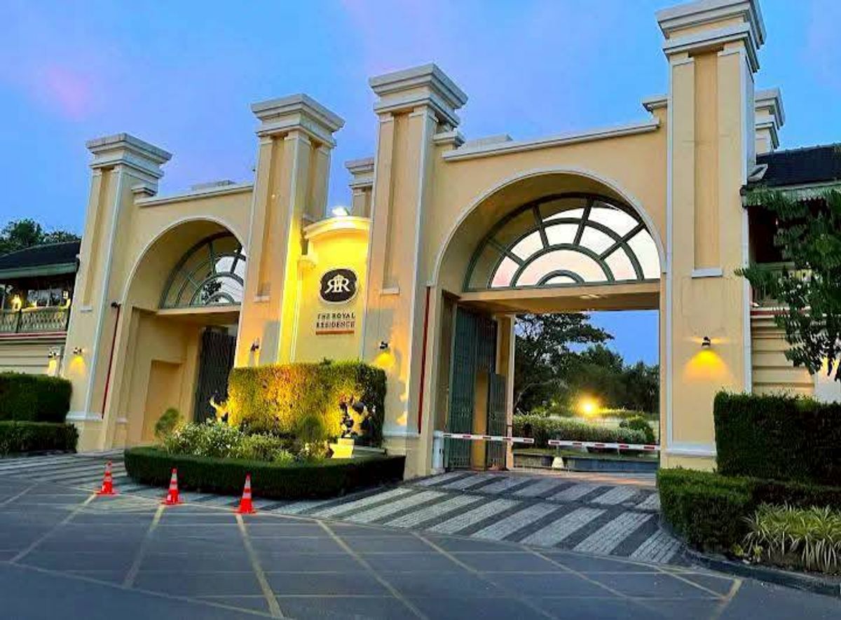 ขายบ้านเกษตร นวมินทร์ ลาดปลาเค้า : ขายบ้านเดี่ยวหรู 2 ชั้น  The Royal Residence เกษตร - นวมินทร์ 3 ห้องนอน 6 ห้องน้ำ เนื้อที่ 398.60 ตารางวา พร้อมสระว่ายน้ำ ซอยประเสริฐมนูกิจ แขวงจระเข้บัว เขตลาดพร้าว กรุงเทพมหานคร