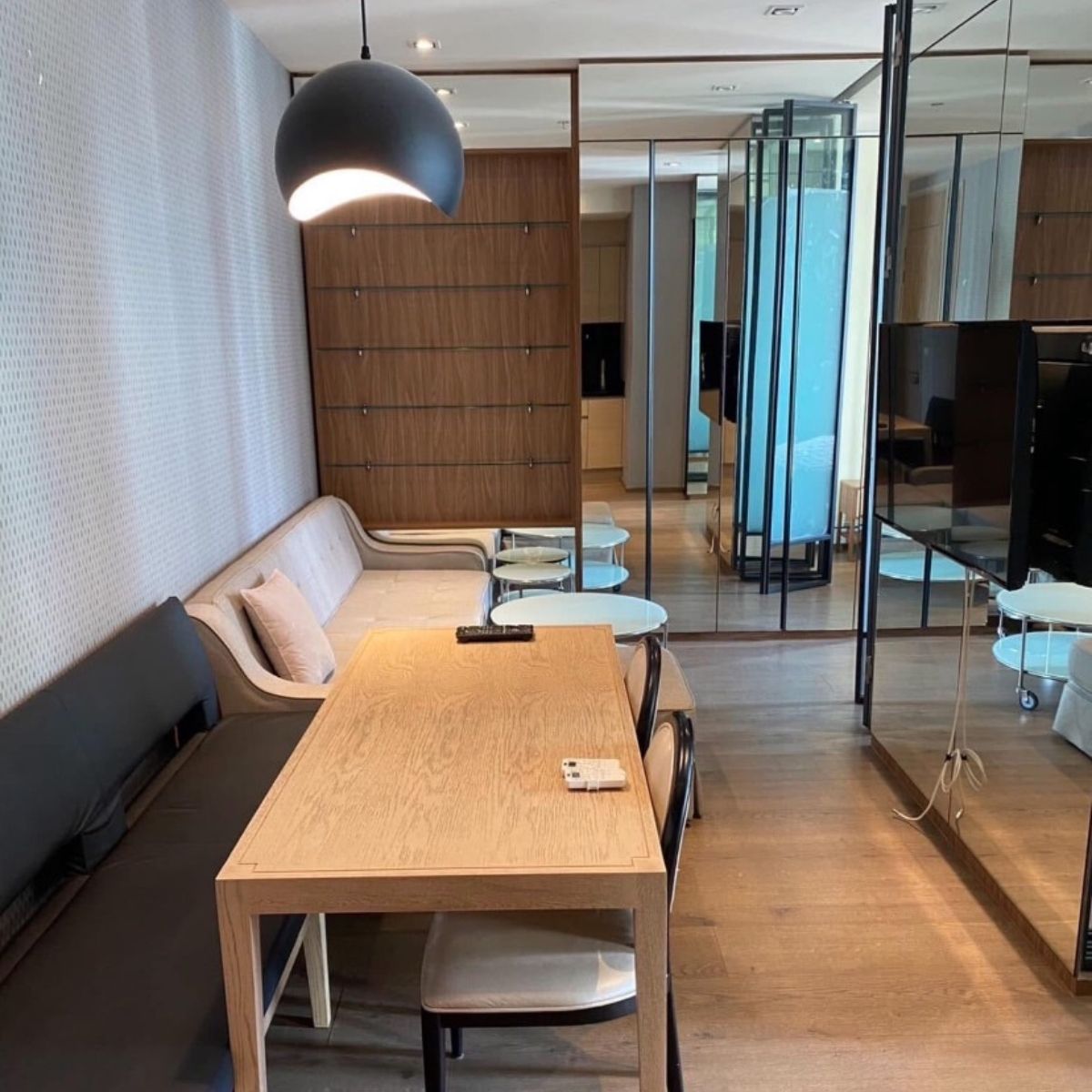 ขายคอนโดสุขุมวิท อโศก ทองหล่อ : ขายพร้อมผู้เช่า 🔥 𝙋𝙖𝙧𝙠 𝙊𝙧𝙞𝙜𝙞𝙣 𝙋𝙝𝙧𝙤𝙢 𝙥𝙝𝙤𝙣𝙜 🏢 Combined room ขนาด 56.96 ตร.ม. 💰 ราคา 11 ล้านบาท* เพียง 5 นาที BTS พร้อมพงษ์