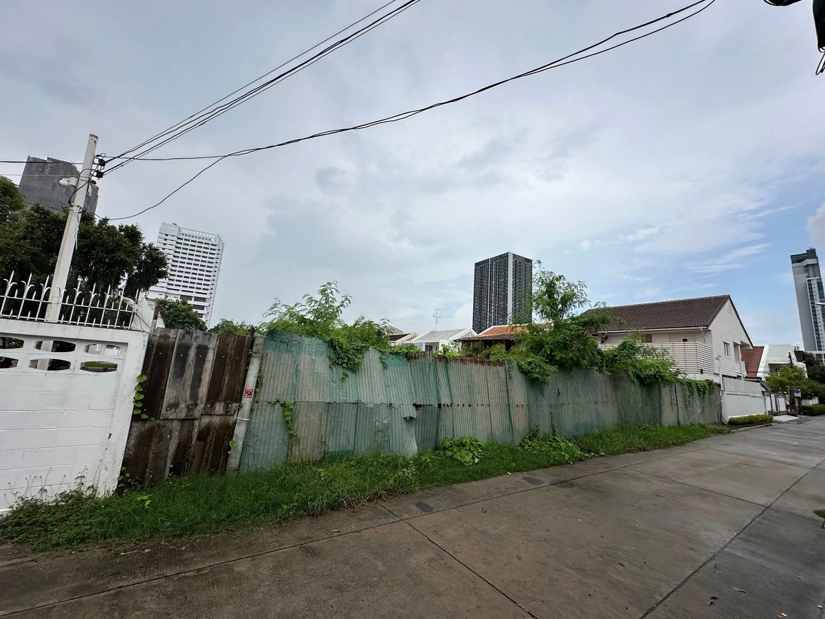 For SaleLandLadprao, Central Ladprao : V, Lat Phrao Land Soi 19, only 350 meters from the entrance of the alley