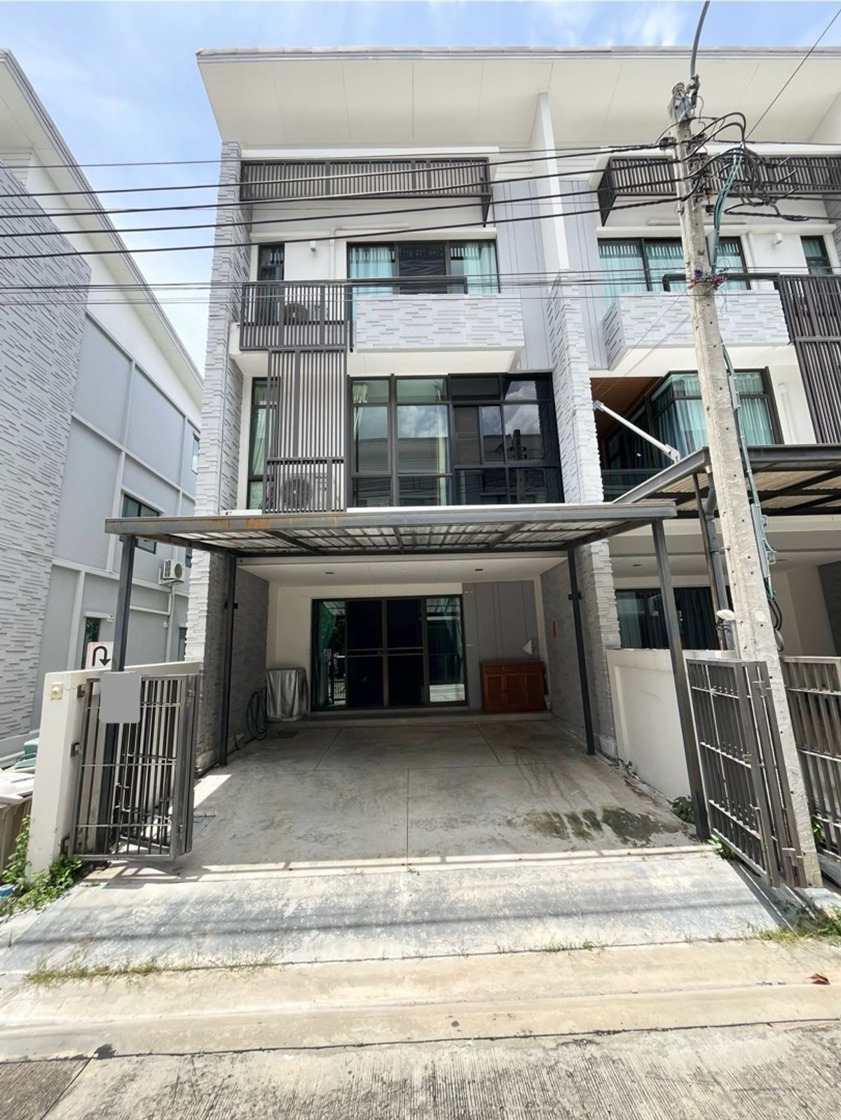 For SaleTownhomeBangna, Bearing, Lasalle : 📣 ขาย ทาวน์โฮม 3 ชั้น PLEX บางนา
ราคาขาย 5,800,000 บาท