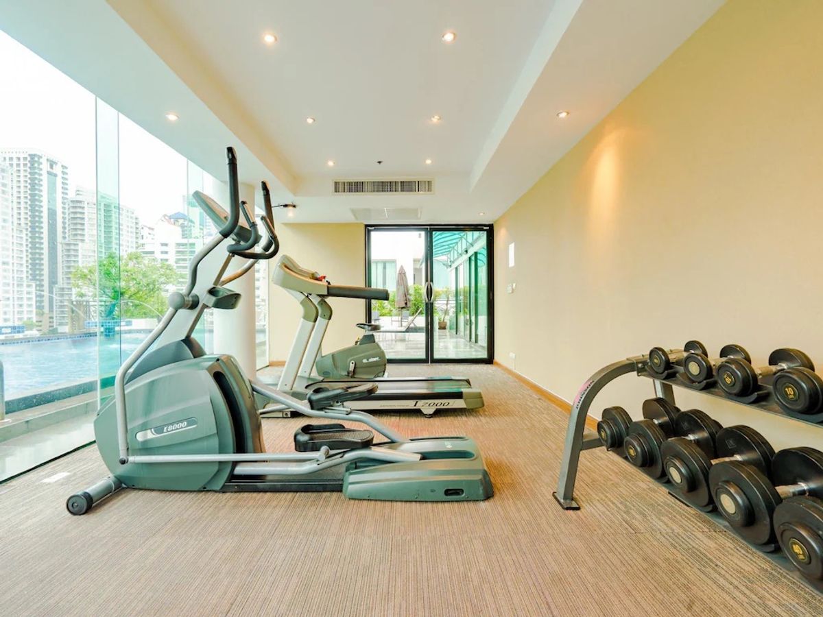 ให้เช่าสุขุมวิท อโศก ทองหล่อ : Line ID : @zimple_asset  เซอร์วิสอพาร์ทเมนท์ใจกลางสุขุมวิท23 อโศก ตกแต่งแบบฟูลเฟอร์นิท มีสระว่ายน้ำ ฟิตเนส ที่จอดรถ และรถบริการส่งที่BTS/MRT สามารถเช่าระยะสั้นได้ 