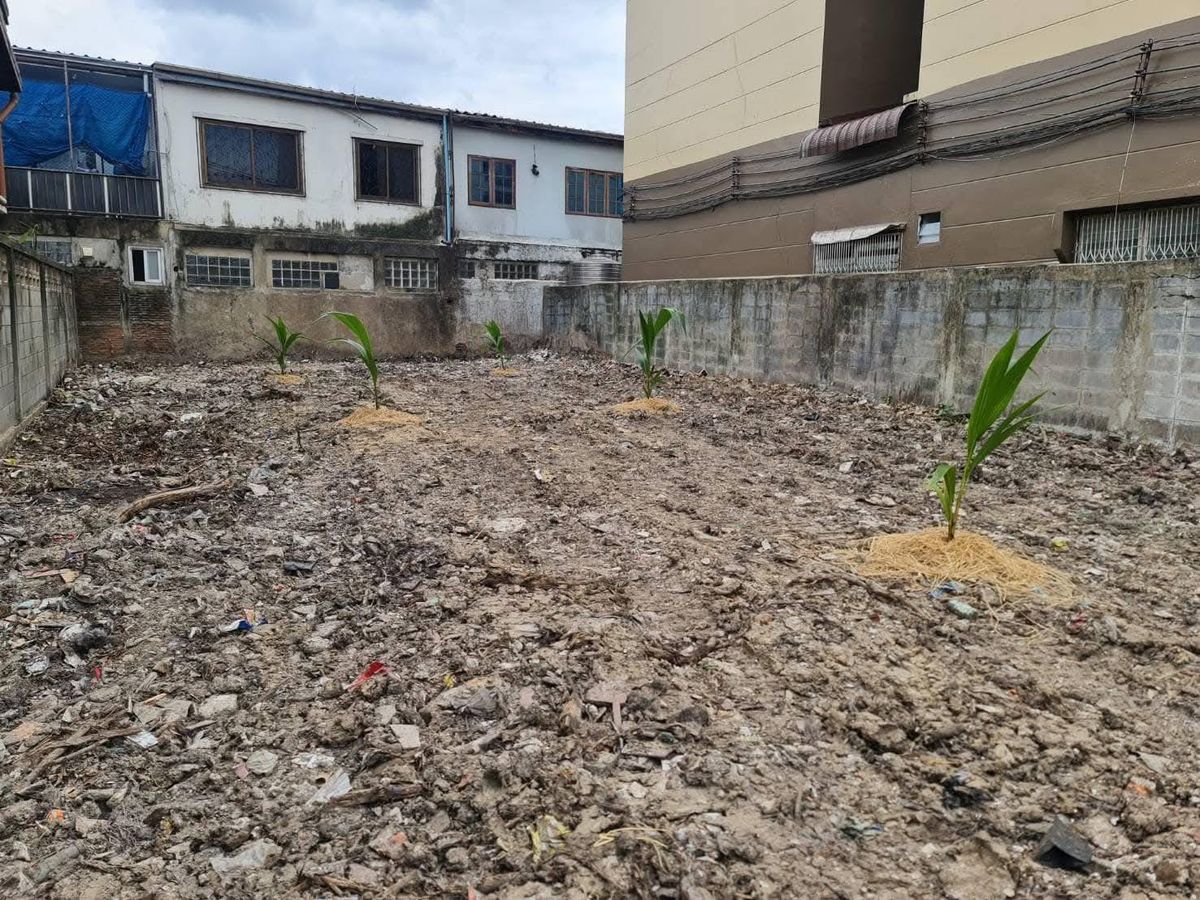 LandLadprao, Central Ladprao : Selling/renting land, Senanikhom 1, Golden Location near Lat Phrao electric train, high potential location In the heart of Bangkok Suitable for building a house, cafes or home offices