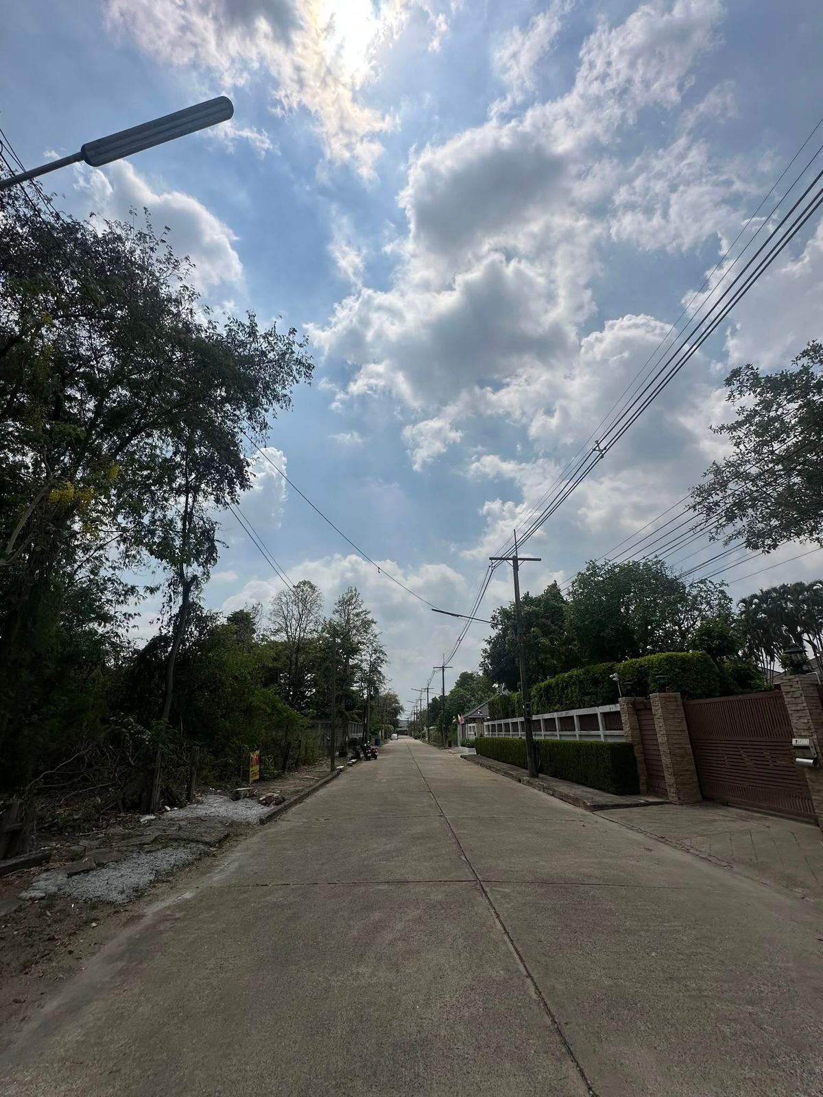 ขายที่ดินปทุมธานี รังสิต ธรรมศาสตร์ : หั่นราคา ที่ดิน แปลงสวย รังสิต เมืองเอก ติดทะเลสาบ ใกล้มหาลัยรังสิต