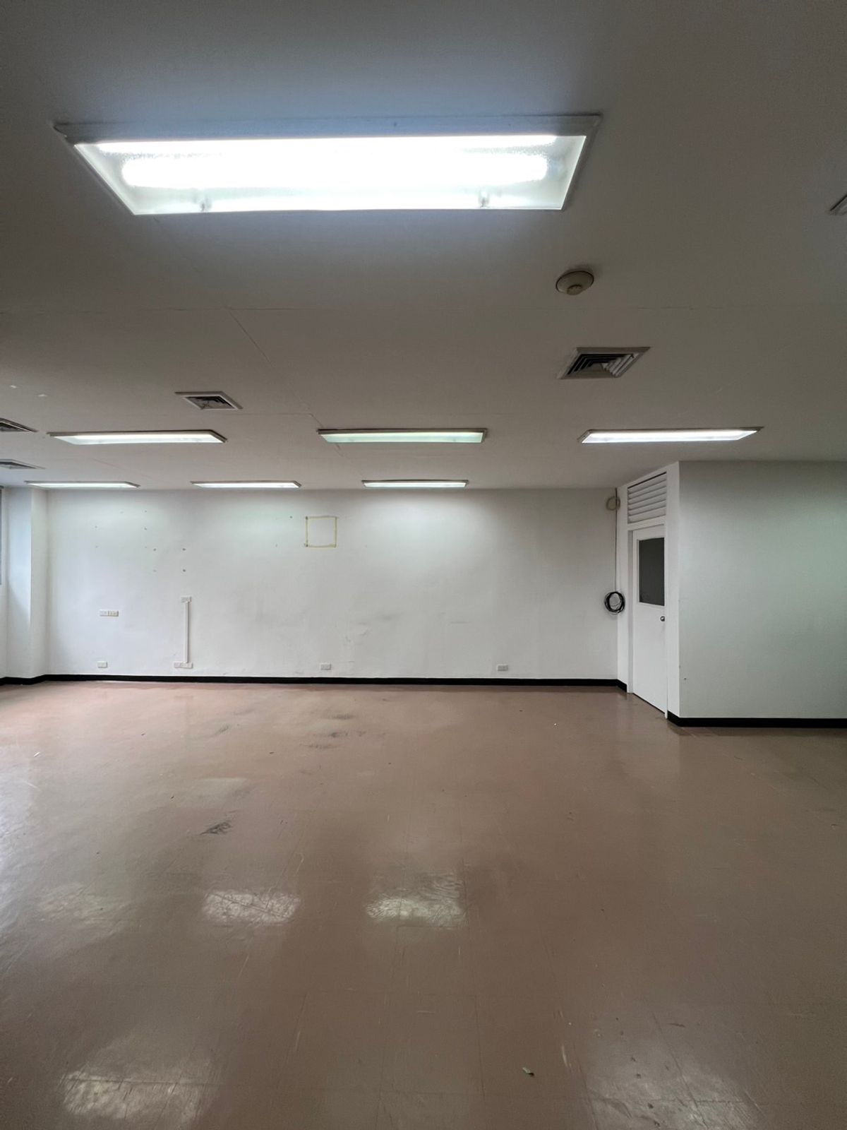 For RentOfficeSilom, Saladaeng, Bangrak : Office near BTS Sala Daeng / MRT Silom near the hospital, school, department store