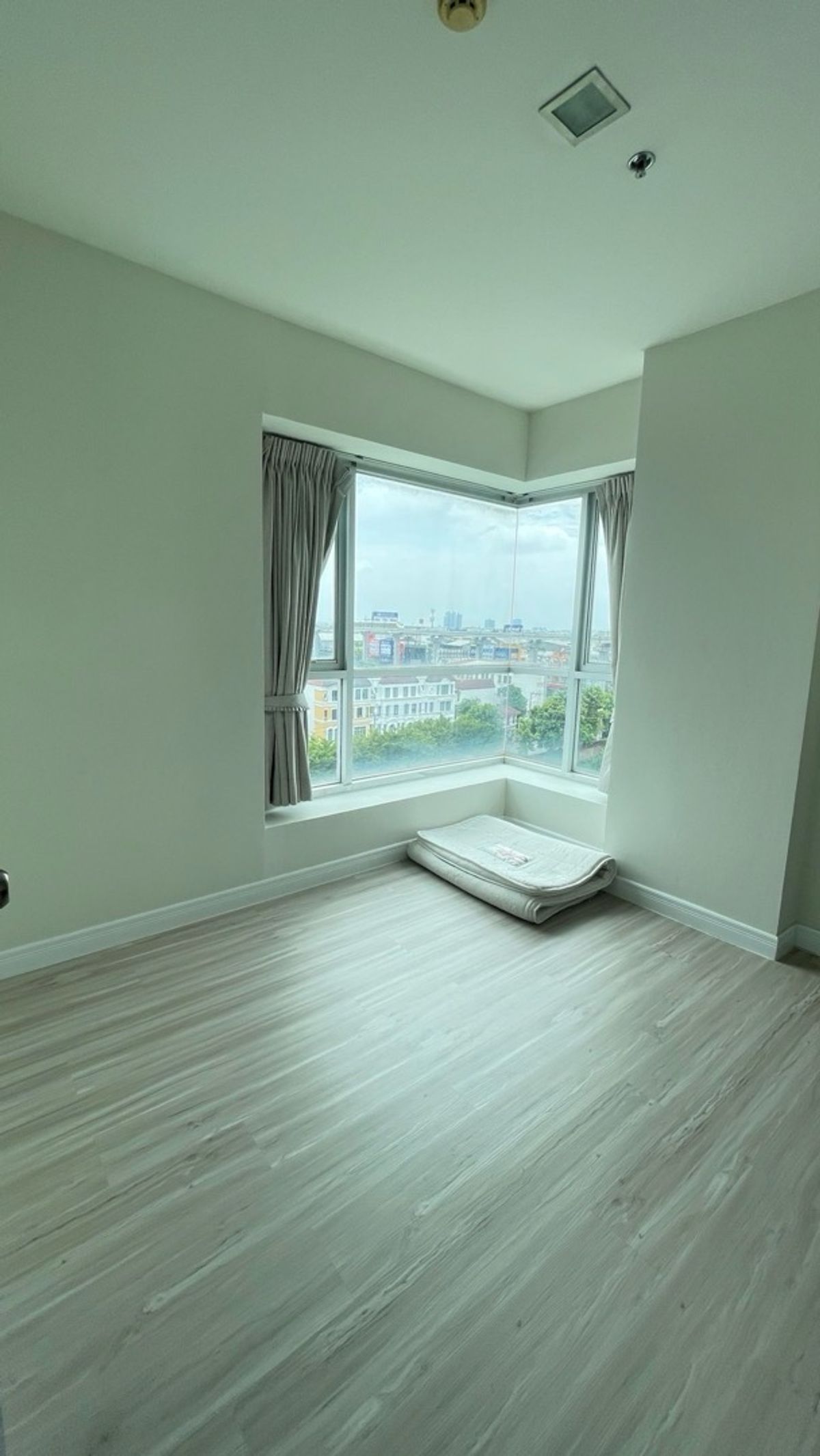 For RentCondoPattanakan, Srinakarin : Rent The Parkland Srinakarin (The Parkland Srinakarin)  🛏️ 2 bedrooms 🛁 2 bathrooms 🛋️ 1 living room size 66 sqm. Floor 8, B ⛲️ City View ✨ Price 17,000 baht ✨ There is a real video 📸