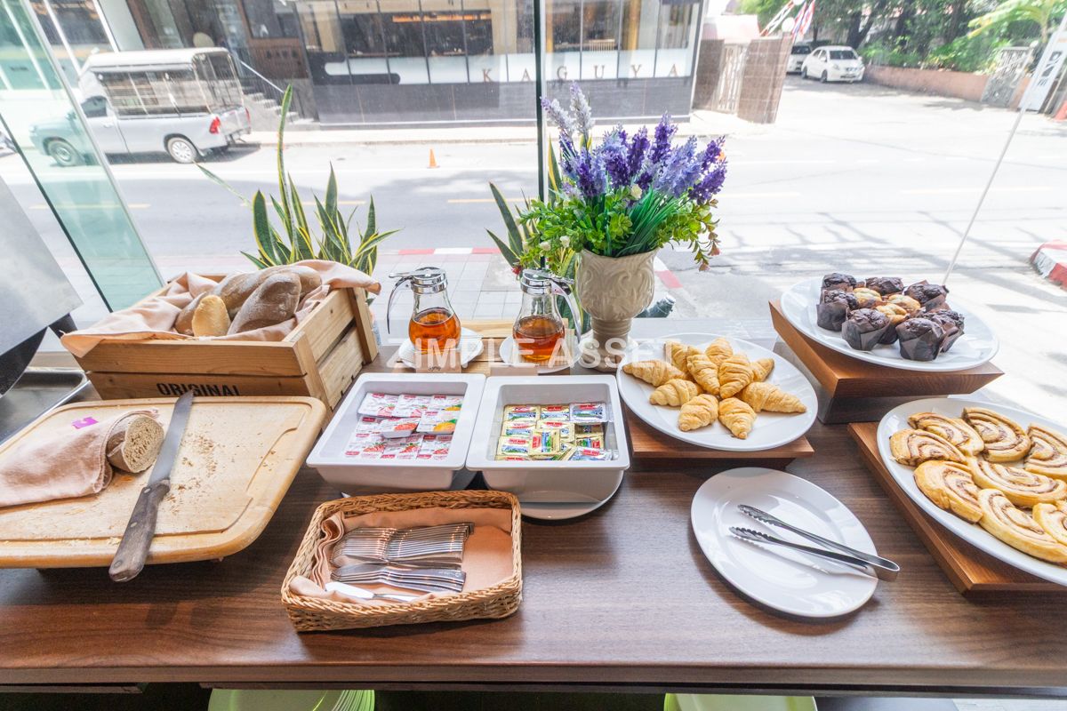 ให้เช่าสุขุมวิท อโศก ทองหล่อ : Line ID : @zimple_asset  เซอร์วิสอพาร์ทเมนท์ใจกลางสุขุมวิท23 อโศก ตกแต่งแบบฟูลเฟอร์นิท มีสระว่ายน้ำ ฟิตเนส ที่จอดรถ และรถบริการส่งที่BTS/MRT สามารถเช่าระยะสั้นได้ 