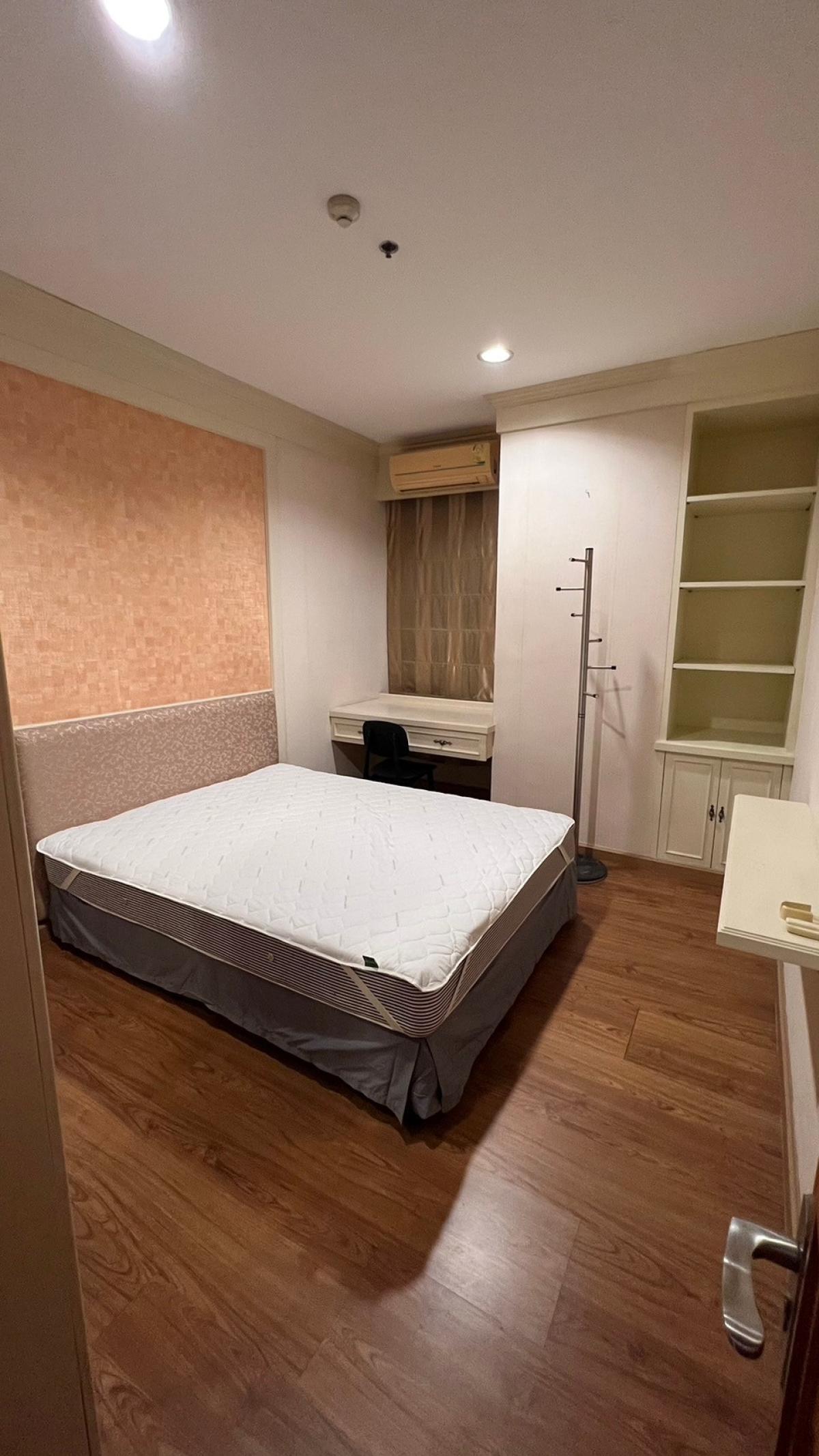 For SaleCondoRatchathewi,Phayathai : 03/04/2026, Outstanding condo in the heart of Ratchathewi!
2 bedrooms, 98 sqm, only 350 m to BTS. 0642748883