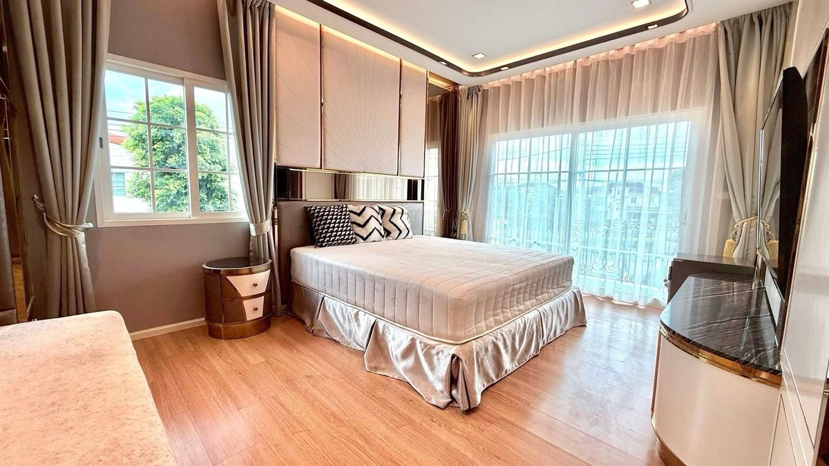 HouseKaset Nawamin,Ladplakao : 📢👇 Luxury Single House, Corner Plot, spacious living area, ideal for both residence and investment. Surrounded by full facilities, with convenient transportation and close access to the expressway.